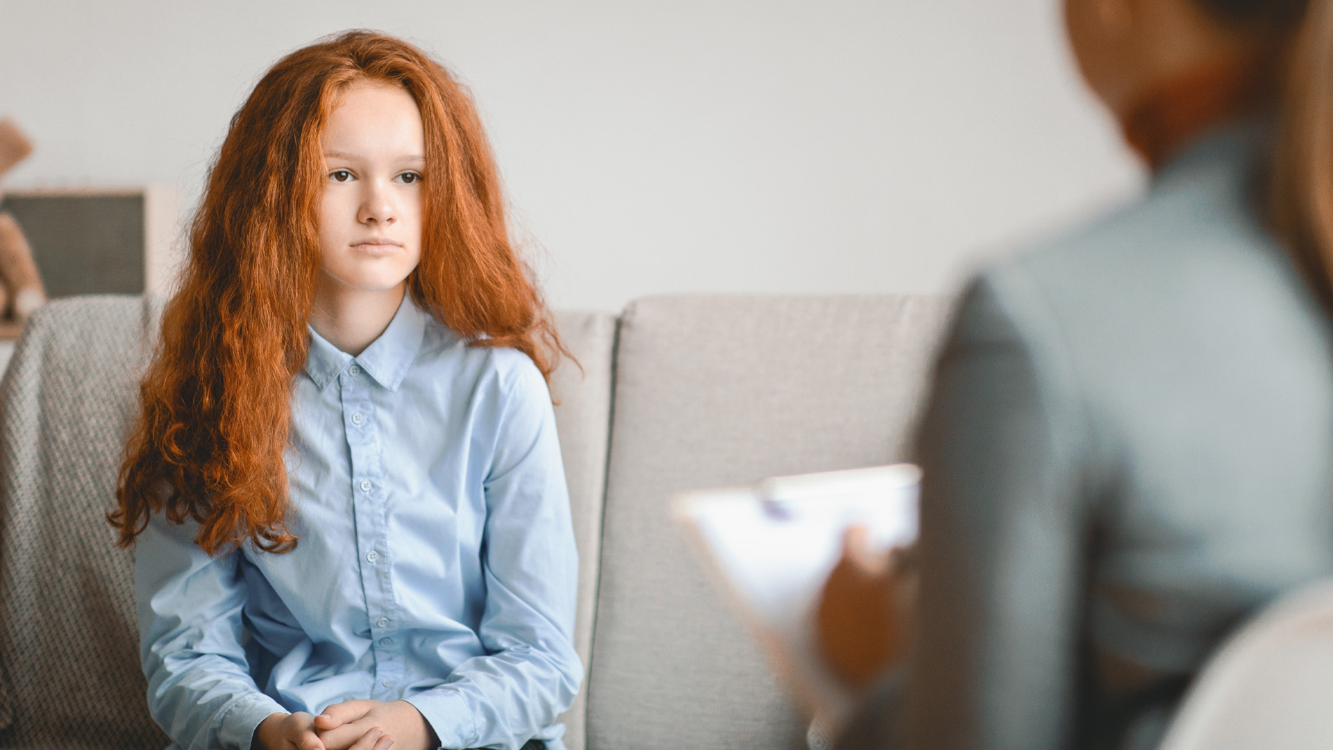 teen girl talking to psychologist teen girl talking to psychologist