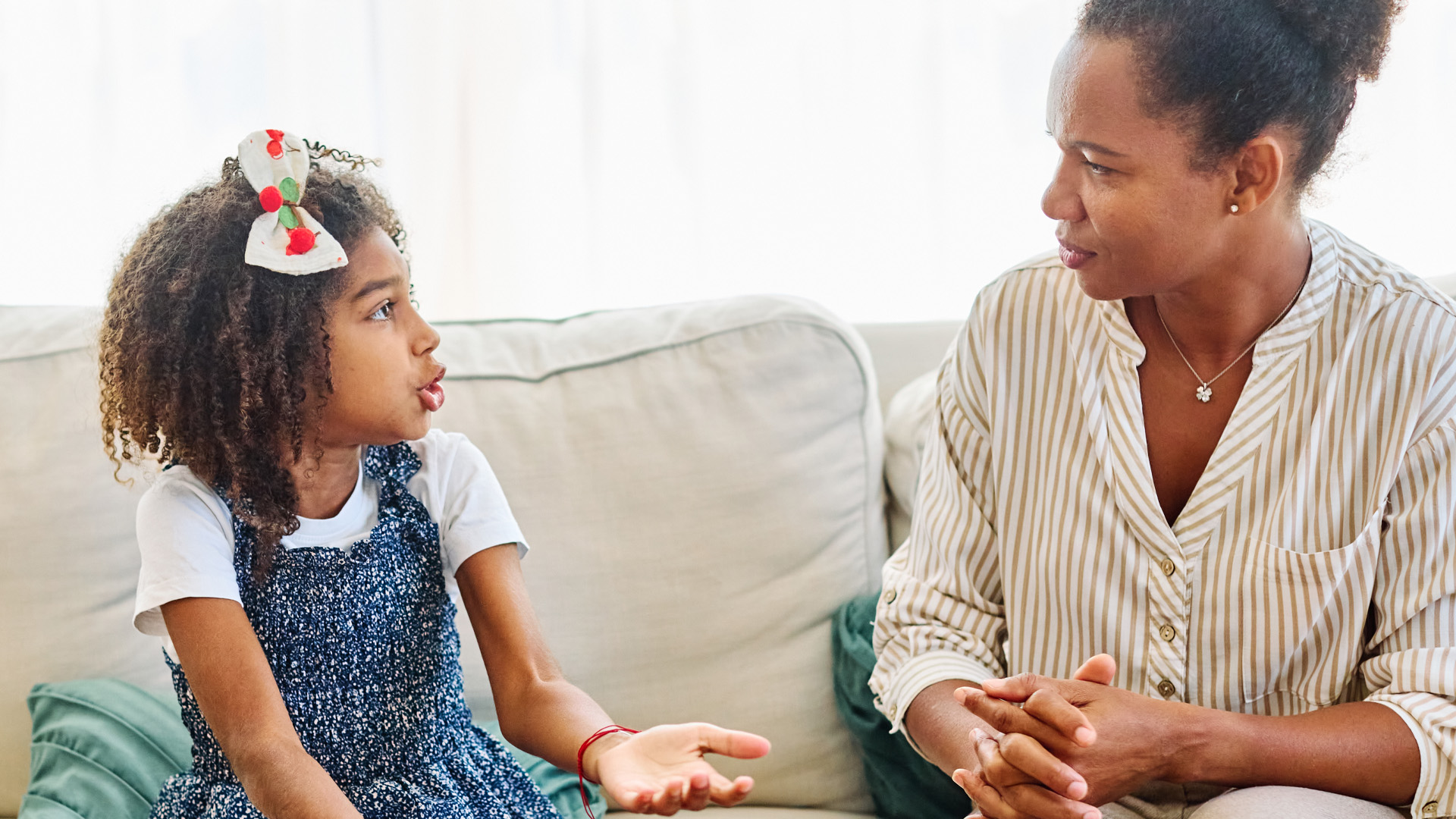 young girl sat on sofa psychologist discussing mental health young girl sat on sofa psychologist discussing mental health